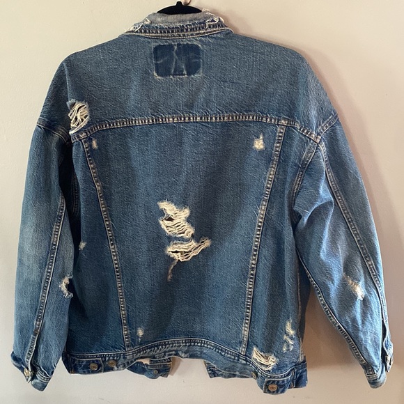 American Eagle destroyed jean jacket - Picture 2 of 9